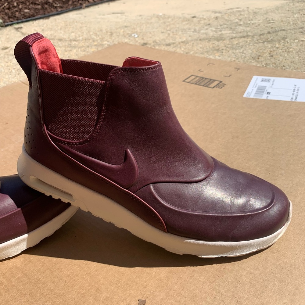 Woman’s Air Max Thea in Mid Night Maroon Size 10.5